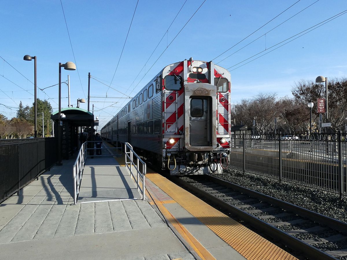 A northbound Caltrain arriving at the downtown Mountain View station